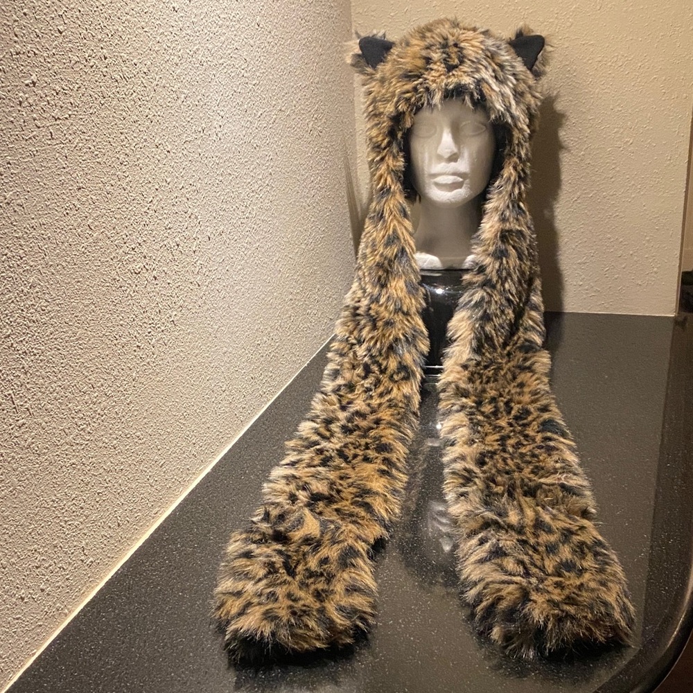 Faux Fur Leopard Hat with Long Scarf Paws. One size. - Picture 2 of 10